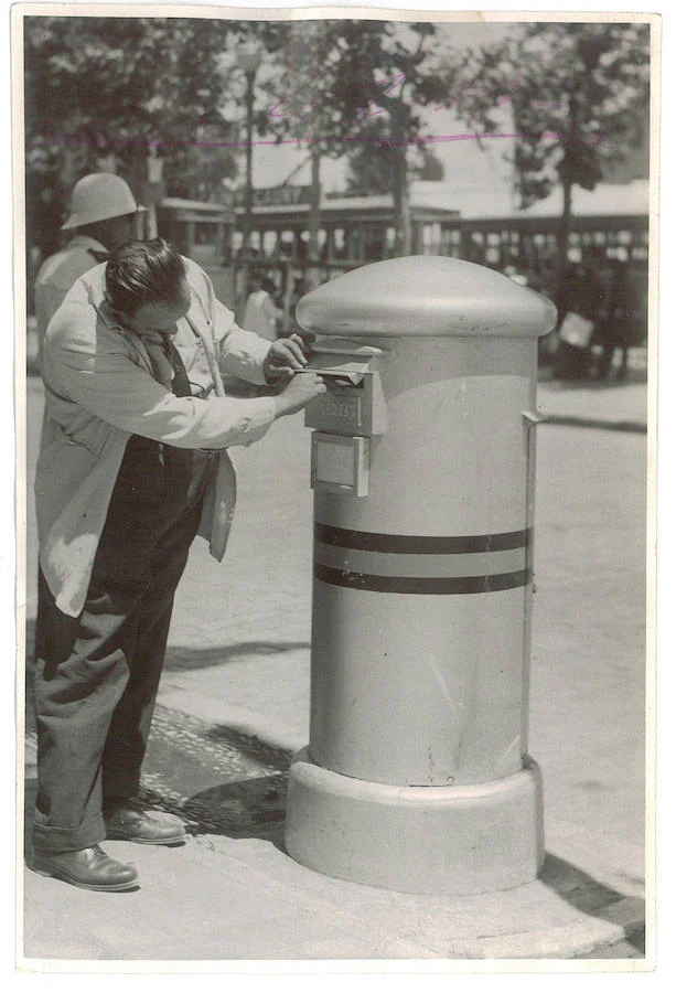 Un hombre echa una carta a uno de los primeros buzones de correos que se instalaron en la capital grandina. Este de la foto, estaba en el Triunfo