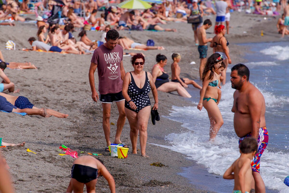 Así se despide junio y comienza julio: con la playa de Salobreña repleta de gente refrescándose en el mar 