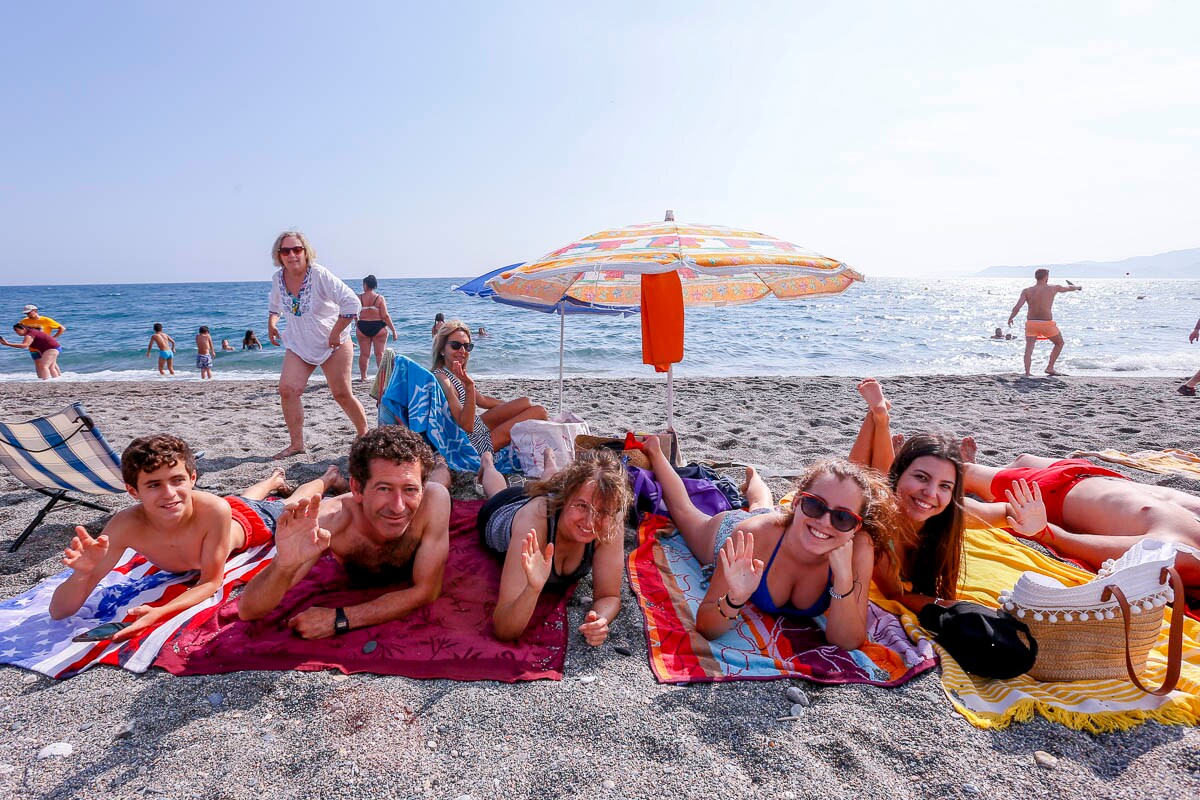 Así se despide junio y comienza julio: con la playa de Salobreña repleta de gente refrescándose en el mar 