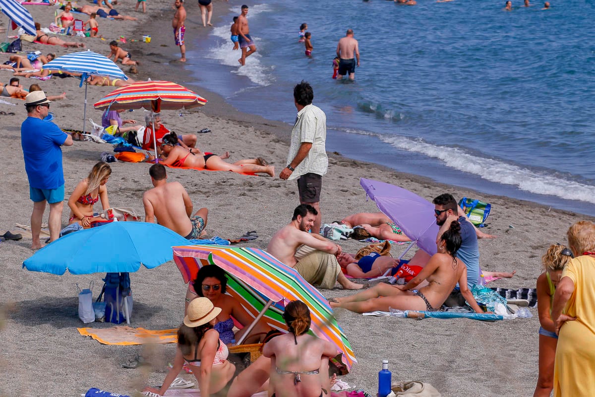 Así se despide junio y comienza julio: con la playa de Salobreña repleta de gente refrescándose en el mar 