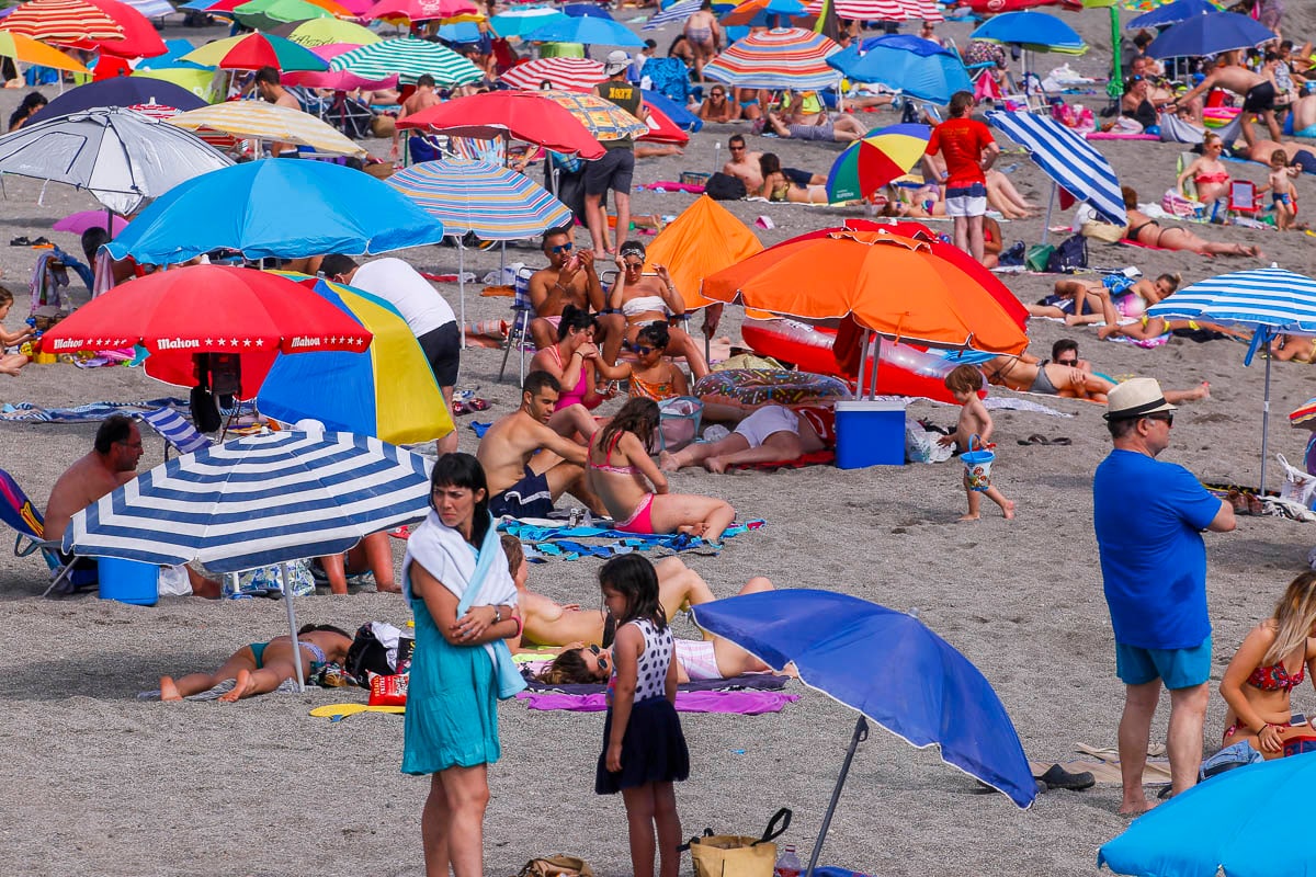 Así se despide junio y comienza julio: con la playa de Salobreña repleta de gente refrescándose en el mar 