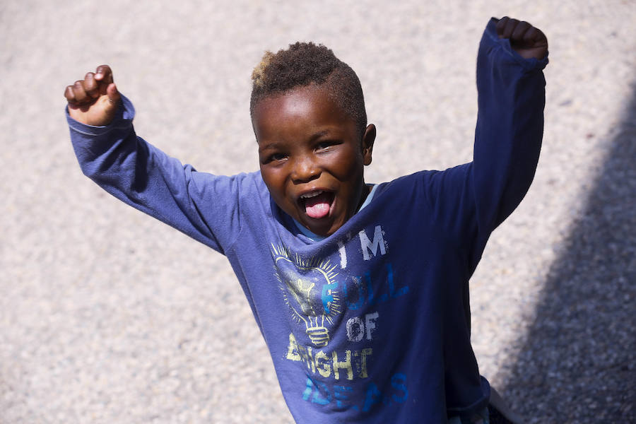 El viernes por la tarde quedaron en libertad los 132 inmigrantes, entre ellos varios menores, que llegaron a Motril en tres pateras el pasado martes. Antes de abandonar el pabellón donde fueron alojados, se vivieron emotivos momentos de alegria y despedida. 