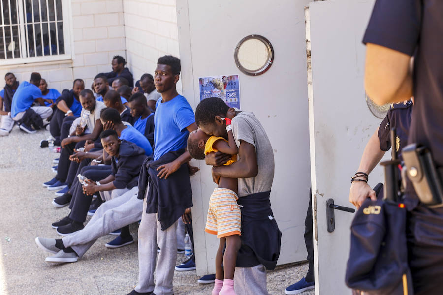 El viernes por la tarde quedaron en libertad los 132 inmigrantes, entre ellos varios menores, que llegaron a Motril en tres pateras el pasado martes. Antes de abandonar el pabellón donde fueron alojados, se vivieron emotivos momentos de alegria y despedida. 