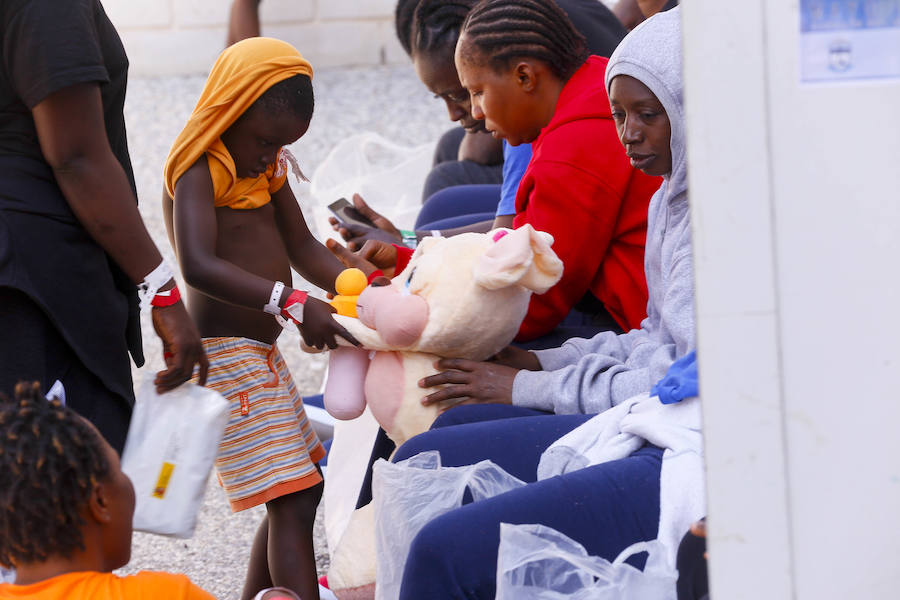 El viernes por la tarde quedaron en libertad los 132 inmigrantes, entre ellos varios menores, que llegaron a Motril en tres pateras el pasado martes. Antes de abandonar el pabellón donde fueron alojados, se vivieron emotivos momentos de alegria y despedida. 
