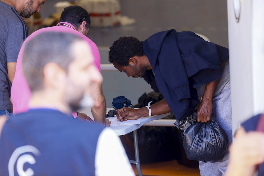 El viernes por la tarde quedaron en libertad los 132 inmigrantes, entre ellos varios menores, que llegaron a Motril en tres pateras el pasado martes. Antes de abandonar el pabellón donde fueron alojados, se vivieron emotivos momentos de alegria y despedida. 