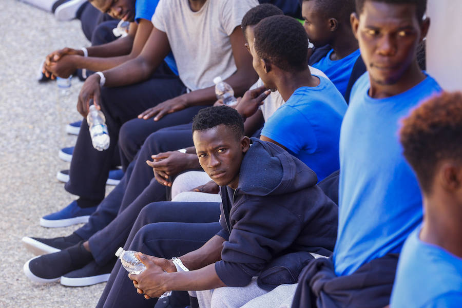 El viernes por la tarde quedaron en libertad los 132 inmigrantes, entre ellos varios menores, que llegaron a Motril en tres pateras el pasado martes. Antes de abandonar el pabellón donde fueron alojados, se vivieron emotivos momentos de alegria y despedida. 