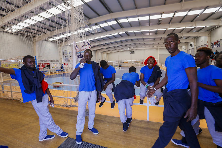 El viernes por la tarde quedaron en libertad los 132 inmigrantes, entre ellos varios menores, que llegaron a Motril en tres pateras el pasado martes. Antes de abandonar el pabellón donde fueron alojados, se vivieron emotivos momentos de alegria y despedida. 