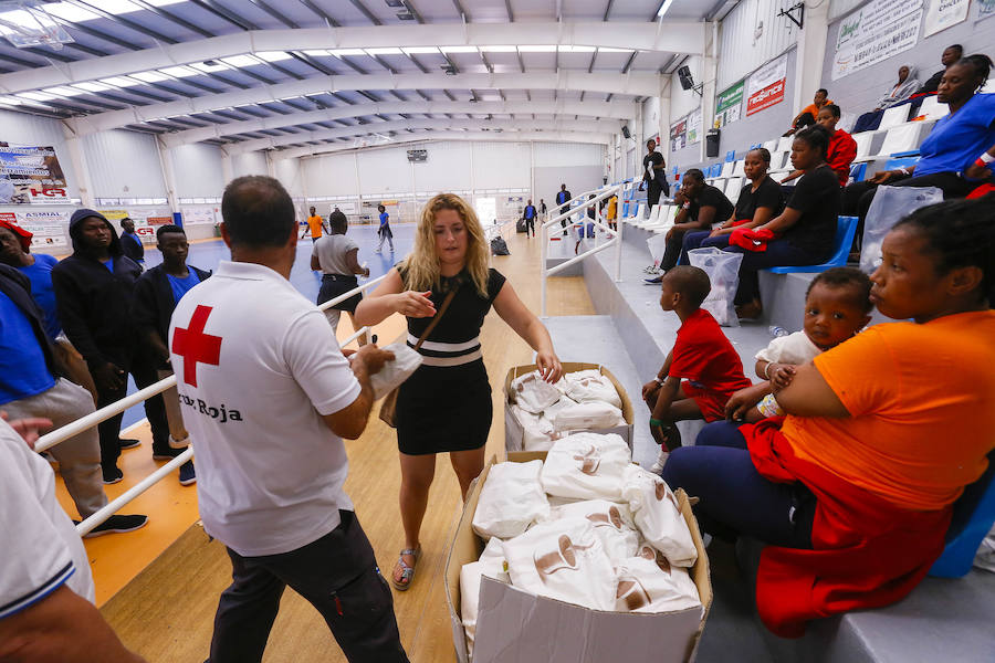 El viernes por la tarde quedaron en libertad los 132 inmigrantes, entre ellos varios menores, que llegaron a Motril en tres pateras el pasado martes. Antes de abandonar el pabellón donde fueron alojados, se vivieron emotivos momentos de alegria y despedida. 