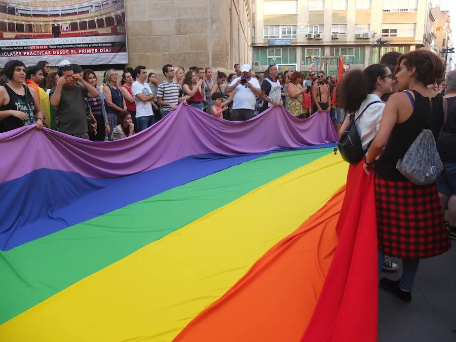Más de un millar de personas participa de la movilización para visibilizar la diversidad LGTBI en un auténtico éxito de convocatoria