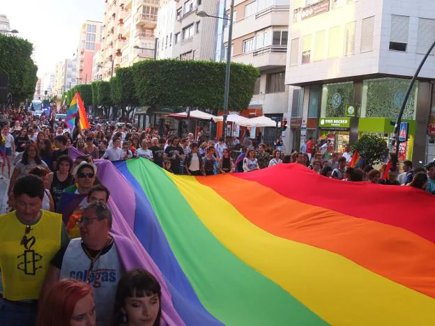 Centenares de personas de todas las edades tomaron parte de la marcha por la diversidad en la capital almeriense. 