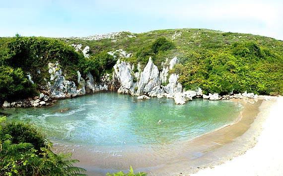 Playa de Gulpiyuri en Asturias.