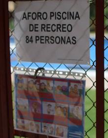 Imagen secundaria 2 - Carteles en una piscina comunitaria y sistema Siloé.