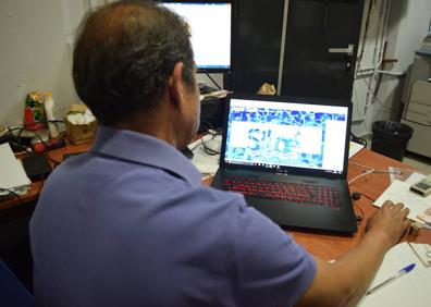 Imagen secundaria 1 - Carteles en una piscina comunitaria y sistema Siloé.