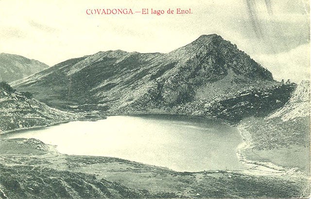 Vista del Lago Enol hacia 1890, antes de la construcción de la carretera que accede a los Lagos desde Covadonga. 