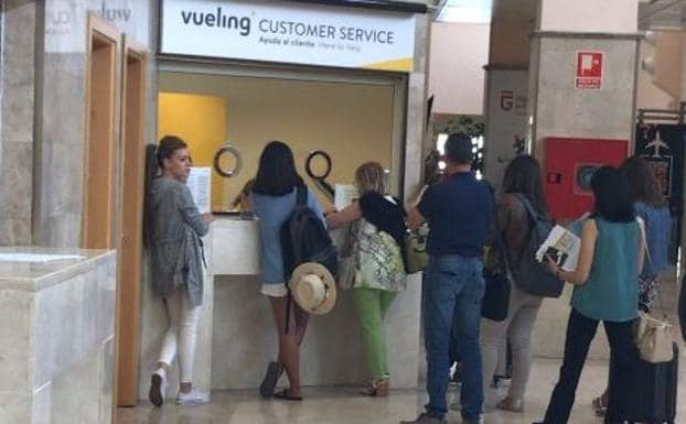 Vueling deja en tierra a 15 pasajeros de un vuelo Granada-Barcelona por overbooking