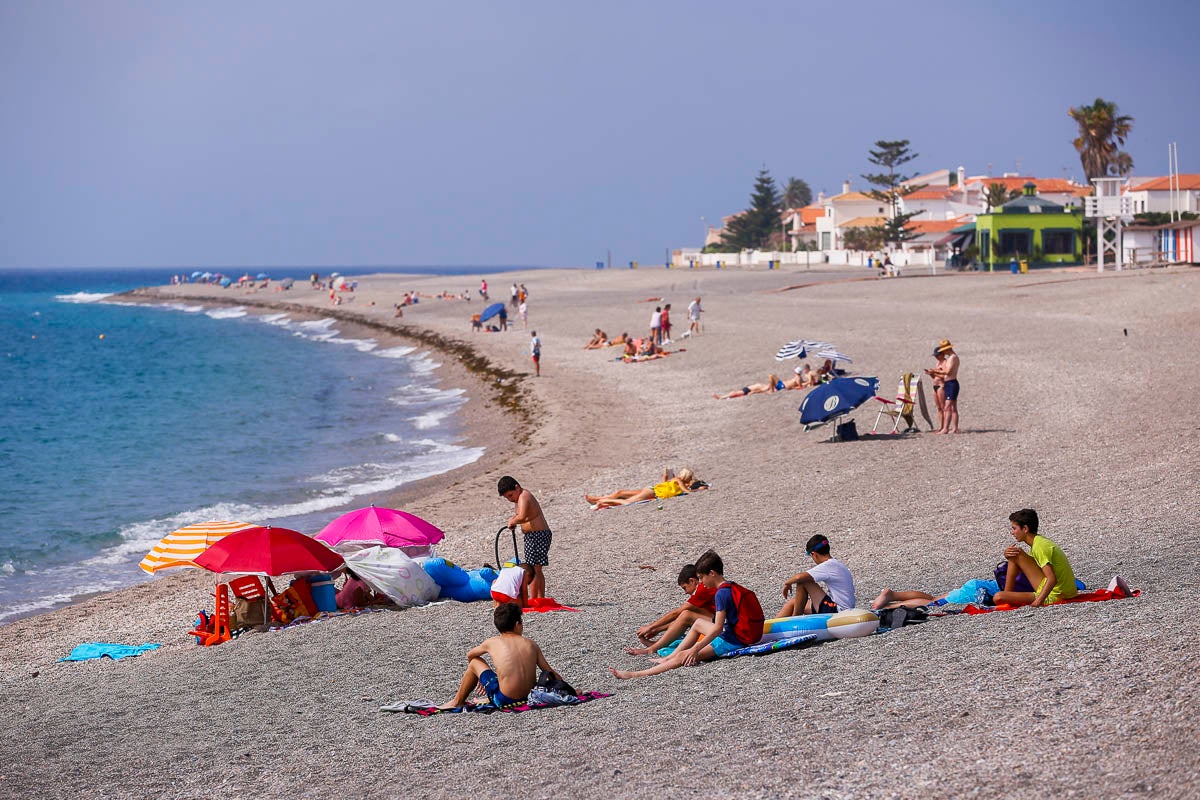 Calahonda cuenta con una de las mejores playas de la Costa Tropical compuesta principalmente por arena. Los servicos de limpieza están en perfectas condiciones lo que hacen que cada uno de los servicios sean óptimos. Cuenta con acceso para discapacitados, con zonas de juegos infantil e incluso con servicios de alquiler; donde los tuiristas podrán disfrutar de hamacas, piraguas y patines. Además, tiene númerosas duchas por toda la playa conectadas a la zona de baño con pasarelas de madera. Y en gastronomía también Calahonda es puntera, pues tiene varios chiringuitos cerca del paseo marítimo e incluso un hotel en primera línea de playa. Para los más curiosos también hay puntos de información en los que se pueden resolver todas las dudas y conocer todas las actividades veraniegas de la localidad. 