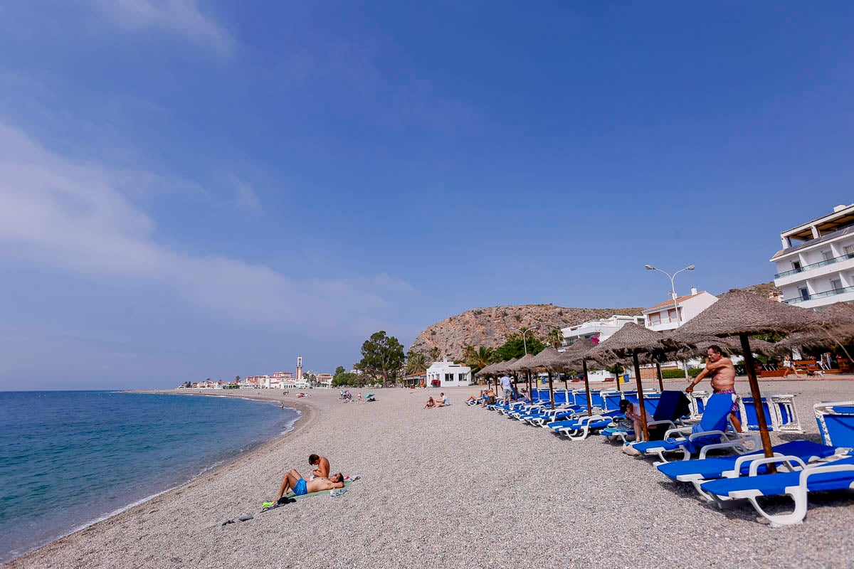 Calahonda cuenta con una de las mejores playas de la Costa Tropical compuesta principalmente por arena. Los servicos de limpieza están en perfectas condiciones lo que hacen que cada uno de los servicios sean óptimos. Cuenta con acceso para discapacitados, con zonas de juegos infantil e incluso con servicios de alquiler; donde los tuiristas podrán disfrutar de hamacas, piraguas y patines. Además, tiene númerosas duchas por toda la playa conectadas a la zona de baño con pasarelas de madera. Y en gastronomía también Calahonda es puntera, pues tiene varios chiringuitos cerca del paseo marítimo e incluso un hotel en primera línea de playa. Para los más curiosos también hay puntos de información en los que se pueden resolver todas las dudas y conocer todas las actividades veraniegas de la localidad. 