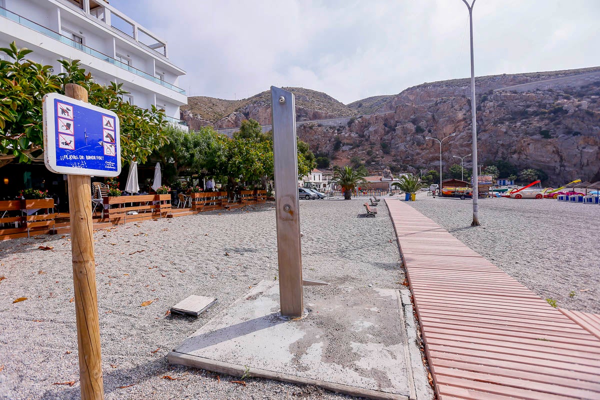 Instalaciones. Servico de ducha disponible para el uso de los bañistas de arena.