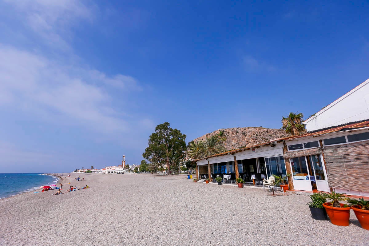 Calahonda cuenta con una de las mejores playas de la Costa Tropical compuesta principalmente por arena. Los servicos de limpieza están en perfectas condiciones lo que hacen que cada uno de los servicios sean óptimos. Cuenta con acceso para discapacitados, con zonas de juegos infantil e incluso con servicios de alquiler; donde los tuiristas podrán disfrutar de hamacas, piraguas y patines. Además, tiene númerosas duchas por toda la playa conectadas a la zona de baño con pasarelas de madera. Y en gastronomía también Calahonda es puntera, pues tiene varios chiringuitos cerca del paseo marítimo e incluso un hotel en primera línea de playa. Para los más curiosos también hay puntos de información en los que se pueden resolver todas las dudas y conocer todas las actividades veraniegas de la localidad. 