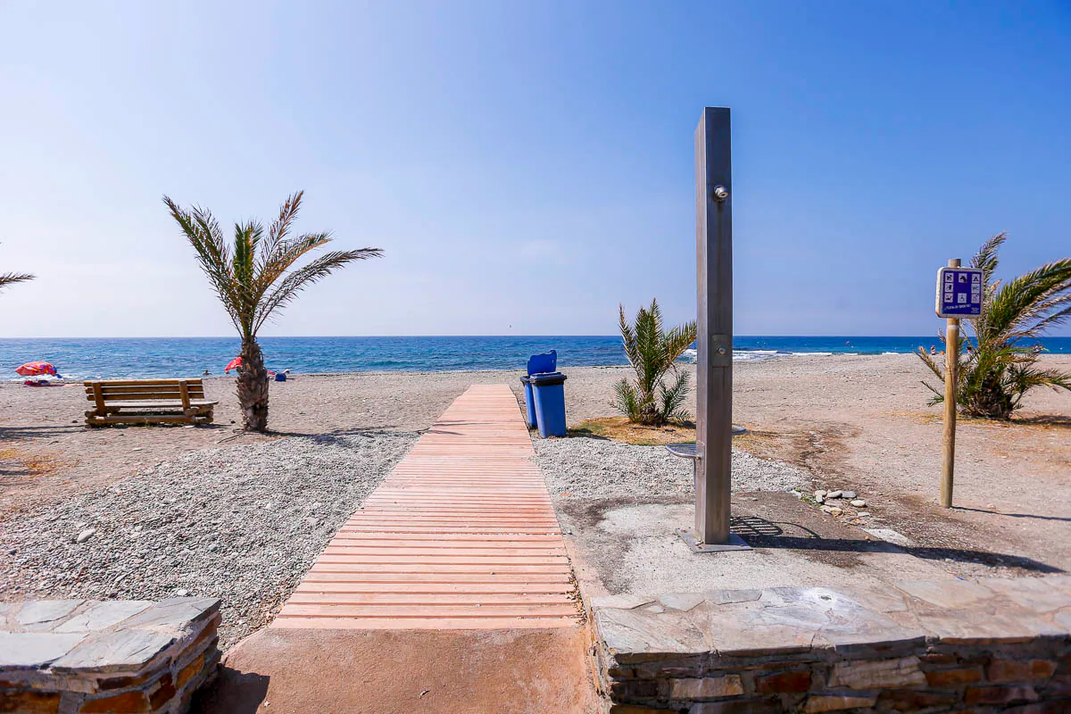 Zona pasalera para bajar a la playa.