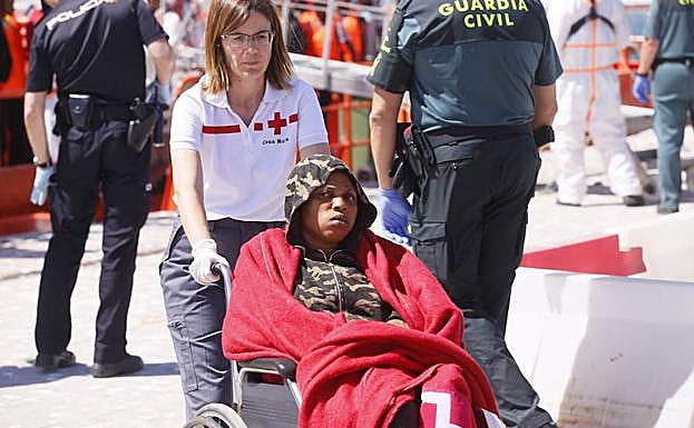 Trasladada al hospital una embarazada que viajaba en la patera con otras 55 personas que han sido rescatadas