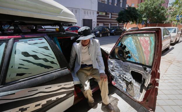 Francisco ha customizado él mismo el coche en el que duerme.