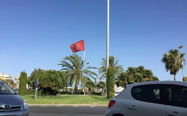 La bandera de Marruecos ondea en la rotonda de Pescadería