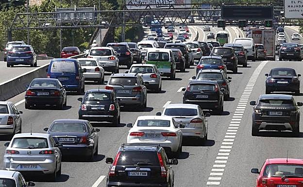 La DGT avisa de cuándo no coger el coche: los días negros de julio y agosto