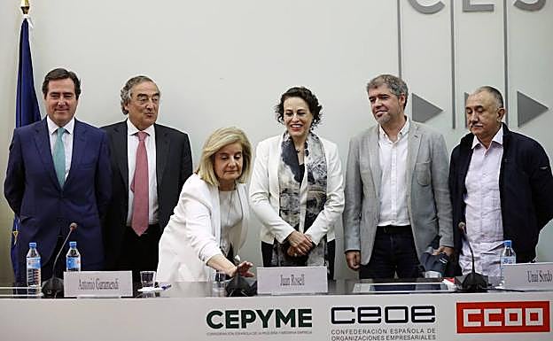 Un momento de la firma del acuerdo.