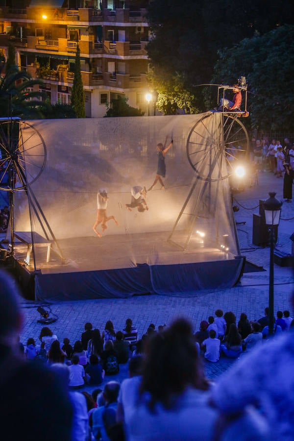 La compañía francesa deslumbró anoche en el FEX con su fusión de equilibrismo y música en la explanada del Palacio de Congresos 