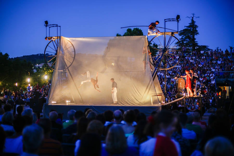 La compañía francesa deslumbró anoche en el FEX con su fusión de equilibrismo y música en la explanada del Palacio de Congresos 