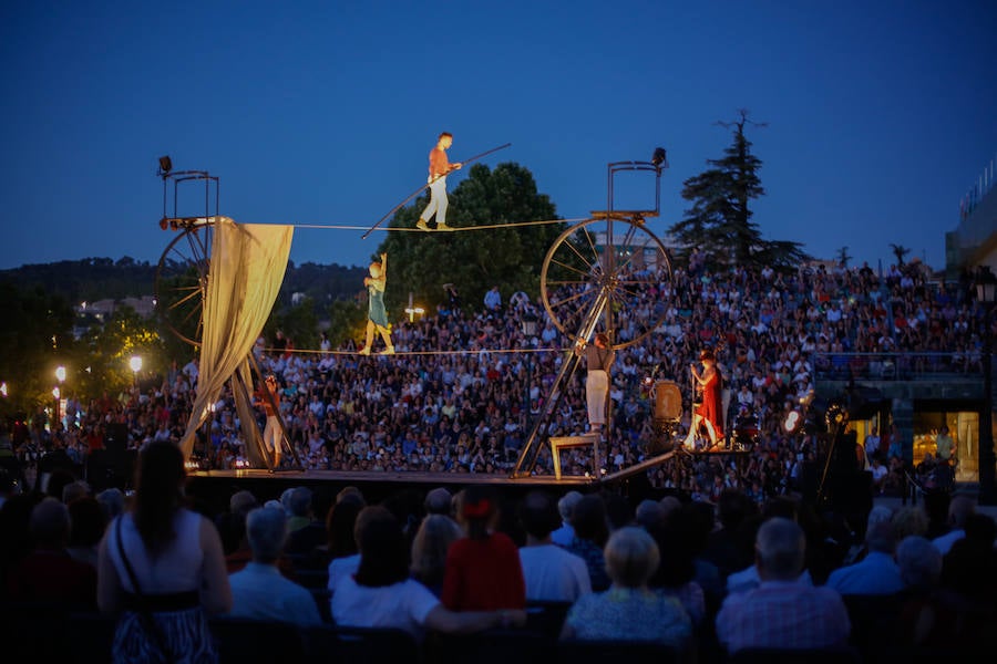 La compañía francesa deslumbró anoche en el FEX con su fusión de equilibrismo y música en la explanada del Palacio de Congresos 