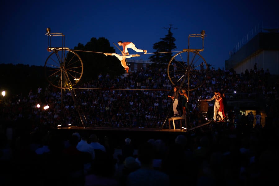 La compañía francesa deslumbró anoche en el FEX con su fusión de equilibrismo y música en la explanada del Palacio de Congresos 