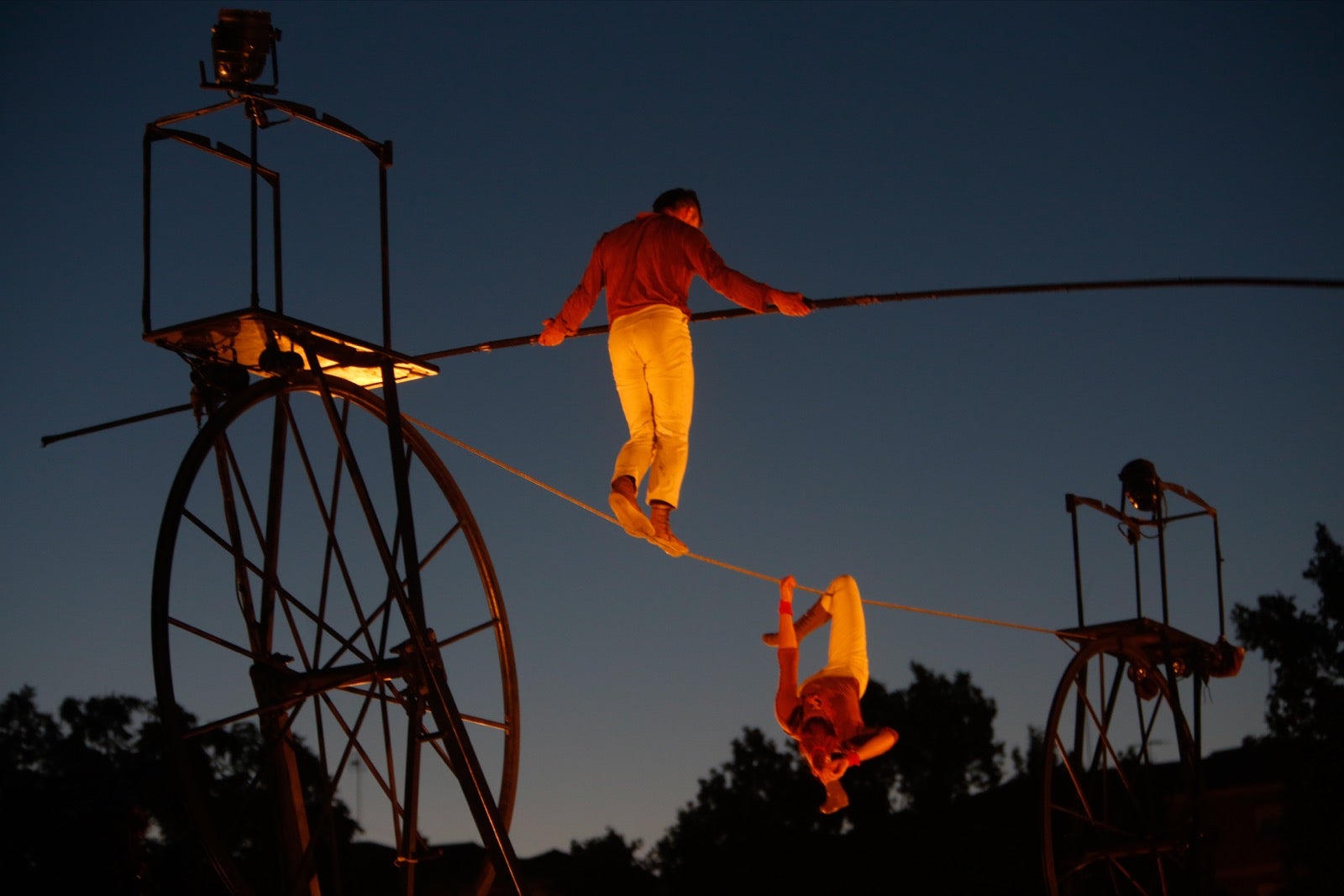 La compañía francesa deslumbró anoche en el FEX con su fusión de equilibrismo y música en la explanada del Palacio de Congresos 