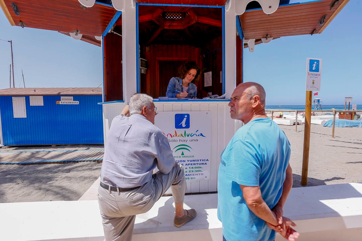 Torrenueva consigue cinco banderas Q de calidad por sus duchas adaptadas, baño social diario, reciclaje de basura y hasta pérgolas para ver los fantásticos atardeceres de la Costa Tropical. 