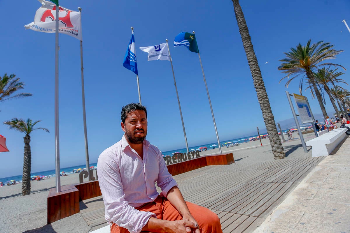 Torrenueva consigue cinco banderas Q de calidad por sus duchas adaptadas, baño social diario, reciclaje de basura y hasta pérgolas para ver los fantásticos atardeceres de la Costa Tropical. 