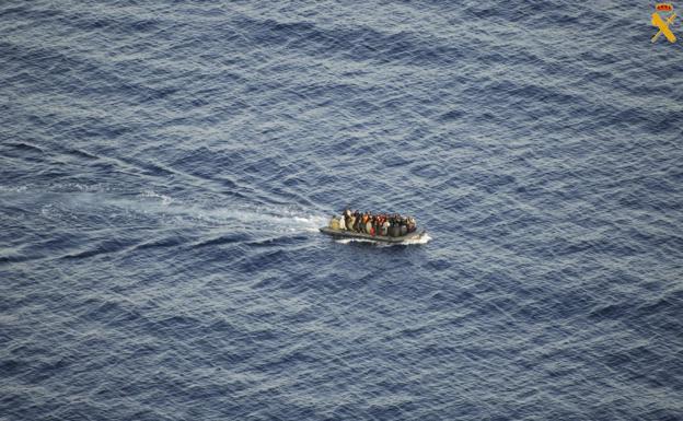 Rescatan a 167 personas de tres pateras en el mar de Alborán