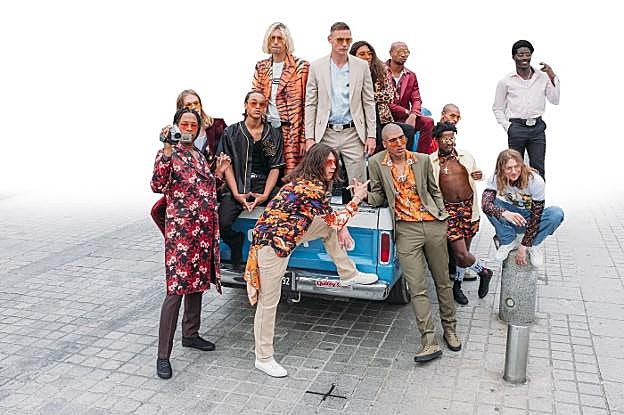 Su ropa mezcla el estilo «chulo» de los 70 y la calle de los 90.