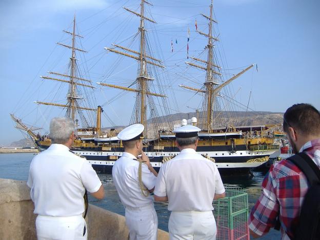 Marinos españoles e italianos aguardan la llegada del buque escuela.