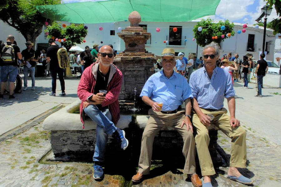 La Asociación 'Amigos de la Música' ha amenizado el festejo organizado por el sacerdote y colaborando el Ayuntamiento y los vecinos del municipio alpujarreño