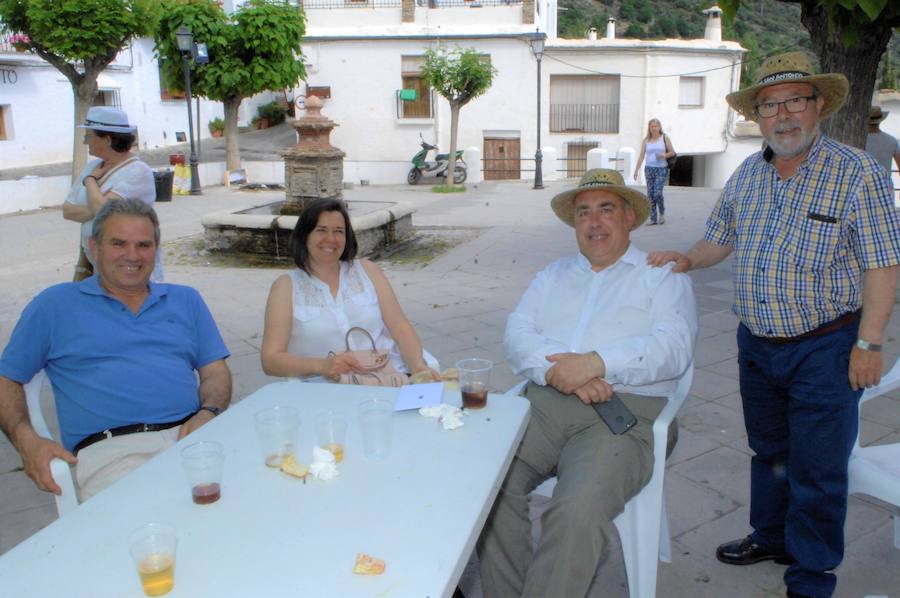 La Asociación 'Amigos de la Música' ha amenizado el festejo organizado por el sacerdote y colaborando el Ayuntamiento y los vecinos del municipio alpujarreño