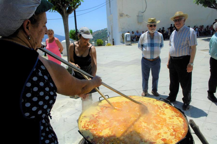 La Asociación 'Amigos de la Música' ha amenizado el festejo organizado por el sacerdote y colaborando el Ayuntamiento y los vecinos del municipio alpujarreño