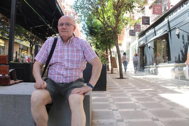 Fernando Sánchez, presidente de la Asociación de Ludópatas Jiennenses En Rehabilitación (Alujer), posa en la calle Navas de Tolosa de la capital.