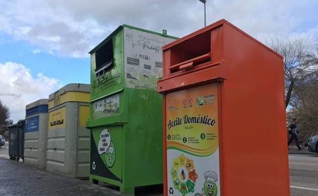 Sorprenden a una pareja con 350 litros de aceite usado sustraídos de contenedores de reciclaje de Granada