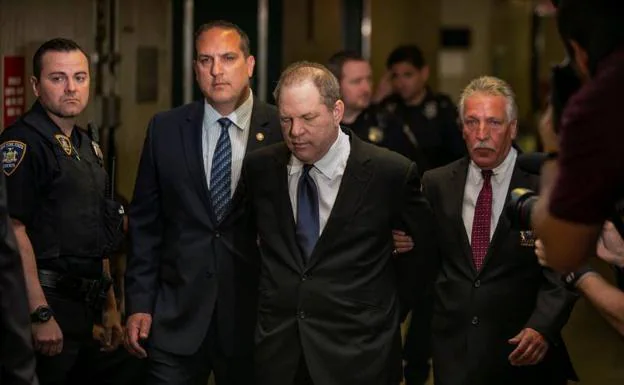 Harvey Weinstein entra esposado a los juzgados. 