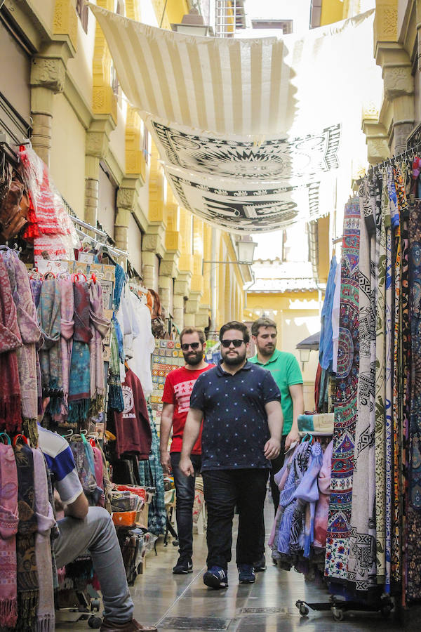 Si lo tuyo es la fotografía urbana, la gente y el bullicio, este maravilloso zoco árabe en pleno centro de nuestra ciudad te transportará al mismísimo Túnez, lleno de color y olor a especias. Su exotismo te cautivará. Con una historia tan antigua como próspera, donde se producía el comercio de la seda, la industria más importante de Granada. Aunque es una zona muy concurrida, tiene muchos rincones diferentes que te darán mucho juego para realizar tus fotografías.