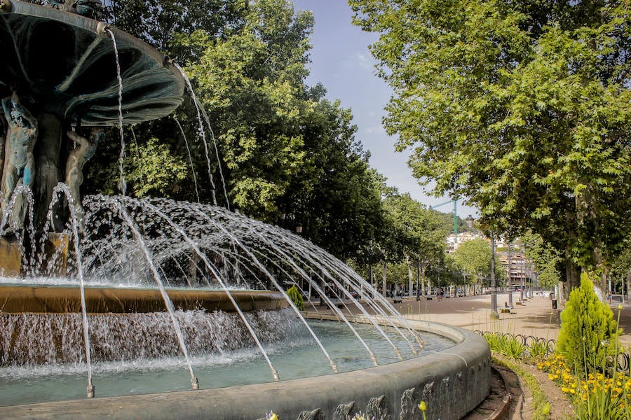 Por todos es conocida la belleza de Granada, sus fuentes, miradores y Cármenes, sus antiguos barrios como el Albaicín, considerado patrimonio de la humanidad, junto con la Alhambra y el Generalife. Además su maravilloso clima y diferentes propuestas paisajísticas, la hacen un lugar estupendo para visitar y, cómo no, para llevarte unas bonitas fotografías de los que tanto nos gusta compartir con nuestros amigos y familiares en las redes sociales. Pero entre tanta variedad, ¿qué lugares escogemos para que nuestros folowers se mueran de envidia?