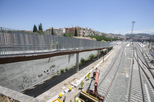 Los operarios comprueban el estado de la pasarela peatonal, que está terminada y será inaugurada la semana que viene. 