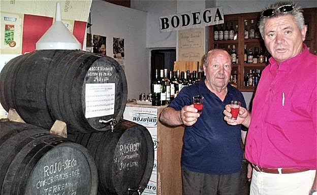 Dos hombres tomando vino del terruño en una bodega de Cádiar.