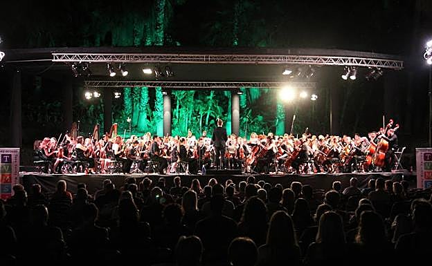 Los músicos, la noche del domingo, durante su actuación en Almuñécar.